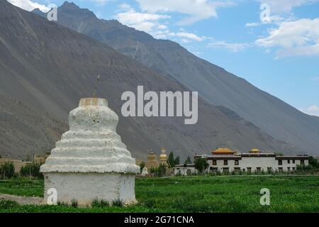 Stupa vicino al monastero di Tabo nel villaggio di Tabo, la valle di Spiti, Himachal Pradesh, India. Foto Stock