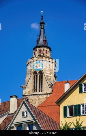 Campanile della Collegiata di San Giorgio e parti dello storico lungomare del Neckar di Tübingen, Baden-Württemberg, Germania. Foto Stock