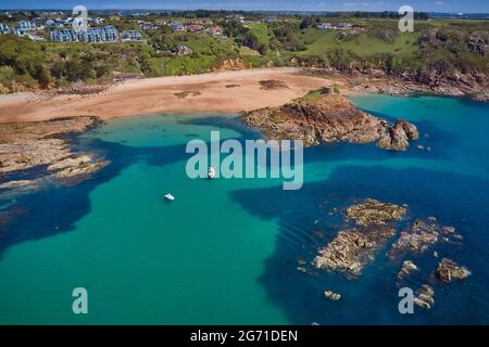 Immagine del drone aereo di Portelet Bay, Jersey, Isole del canale con cielo blu e acque calme. Foto Stock