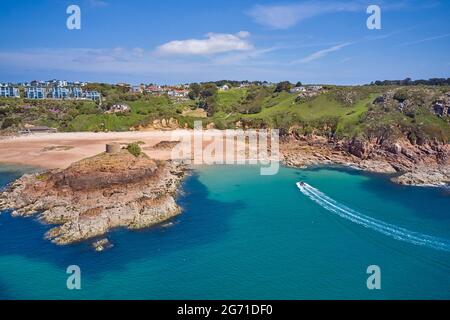 Immagine del drone aereo di Portelet Bay, Jersey, Isole del canale con cielo blu e acque calme. Foto Stock