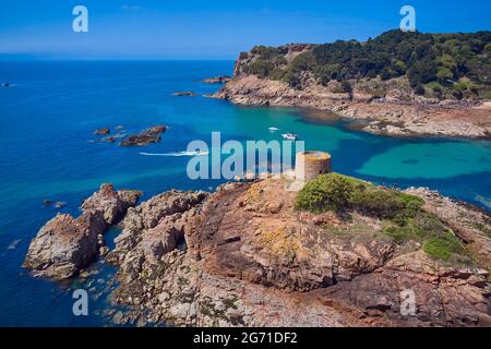 Immagine del drone aereo di Portelet Bay, Jersey, Isole del canale con cielo blu e acque calme. Foto Stock