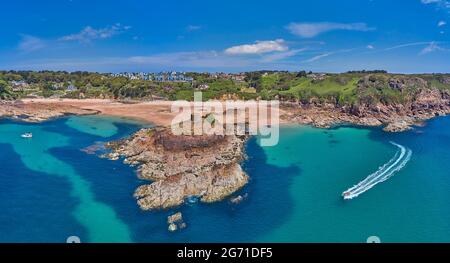 Immagine del drone aereo di Portelet Bay, Jersey, Isole del canale con cielo blu e acque calme. Foto Stock