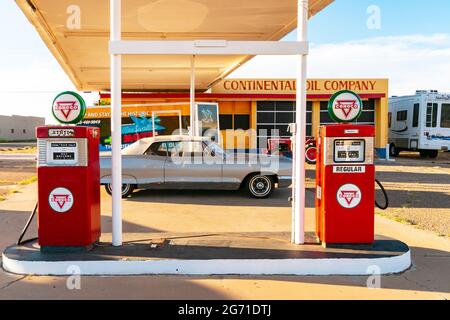 1960s pompe di benzina Pontiac American e Conoco di fronte alla stazione di servizio della compagnia petrolifera continentale di Tucumcari sulla Route 66 Foto Stock