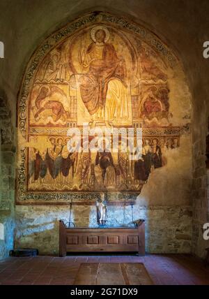 Grande affresco di influenza bizantina dal 12 ° secolo, refettorio del chiostro romanico di Saint-André abbazia, Lavaudieu, alta Loira, Francia. Foto Stock