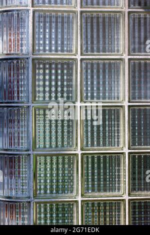 Questa immagine mostra uno sfondo a trama ravvicinata di una finestra di vetro vintage a blocchi su una parete esterna in luce naturale e con un design retrò. Foto Stock
