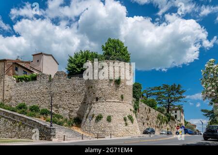 Parte delle antiche mura cittadine del centro storico di Castiglione del Lago, in una giornata di sole con nuvole bianche Foto Stock