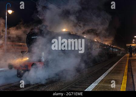 44871/45407 treno a vapore a doppia testata alla stazione di Ely Cambridgeshire su un evento organizzato escursione. Foto Stock