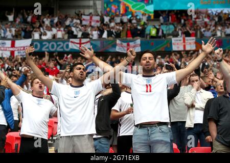 File foto datata 29-06-2021 dei tifosi inglesi negli stand mostrano il loro sostegno prima della partita UEFA Euro 2020 del 16 allo stadio Wembley, Londra. Data immagine: Martedì 29 giugno 2021. Data di emissione: Sabato 10 luglio 2021. Foto Stock