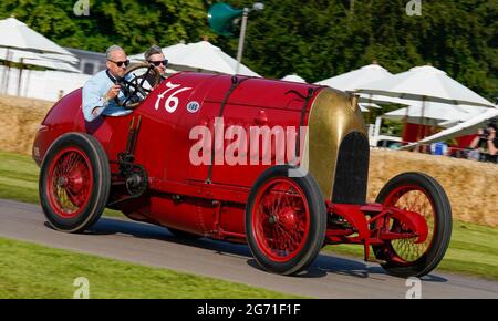 Duncan Pittaway si siede in basso dietro il volante di un'enorme Fiat S76 rosso/oro d'epoca. La "Bestia di Torino" in azione al Festival della velocità 2021 Foto Stock