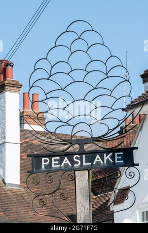 Paese segno in Peaslake, grazioso villaggio nel Surrey Hills AONB, Inghilterra, Regno Unito Foto Stock