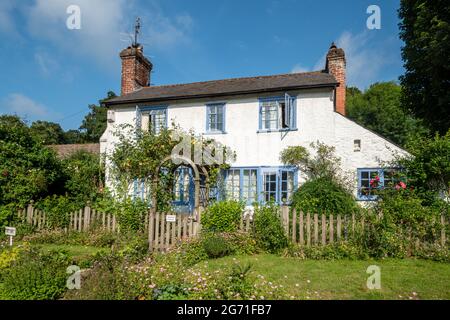 Grazioso cottage e giardino a Peaslake, un villaggio nel Surrey Hills AONB, Inghilterra, Regno Unito Foto Stock