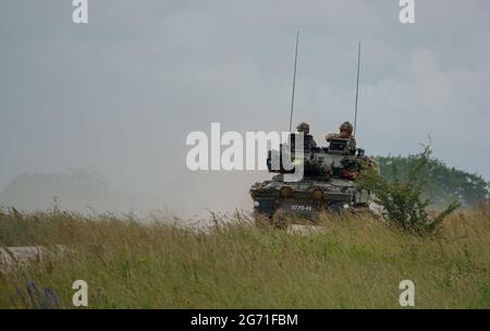 Esercito britannico FV107 Scimitar veicolo di ricognizione militare cingolato su manovre Salisbury Plain Foto Stock