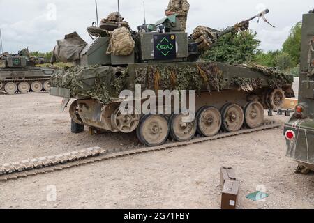 Esercito britannico FV107 Scimitar veicolo di ricognizione militare cingolato su manovre Salisbury Plain Foto Stock