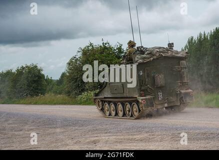 L'esercito britannico CVRT FV105 Sultan comanda e controlla il veicolo in azione su Salisbury Plain, Regno Unito Foto Stock