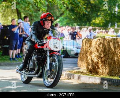 Sammy Miller, un Veteran Motorcycle Champion di 87 anni, compete nella salita al Goodwood Festival of Speed 2021: Una prova a tempo. Foto Stock