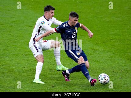 File photo datato 22-06-2021 di file photo datato 18-06-2021 del Mason Mount (a sinistra) dell'Inghilterra e della battaglia di Billy Gilmour in Scozia per la palla durante la partita UEFA Euro 2020 Group D allo stadio Wembley, Londra. Data di emissione: Martedì 22 giugno 2021. Data di emissione: Sabato 10 luglio 2021. Foto Stock