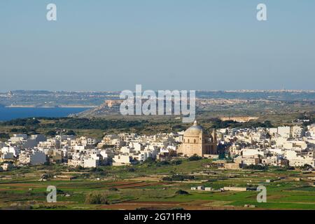 MARSAXLOKK, MALTA - 01 JAN, 2020: Vista panoramica con la rotonda di Mosta e il Mar Mediterraneo sullo sfondo Foto Stock