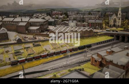 Londra, Regno Unito. 09 luglio 2021. Copenhagen Fields model railway - dietro le quinte porta un cambiamento esclusivo per avvicinarsi e farsi personale con uno dei layout espositivi più popolari del Regno Unito, la scala da 2 mm del Model Railway Club "Copenhagen Fields". E avere la possibilità di incontrare il team che ha creato il layout, ascoltare la storia del viaggio negli ultimi 4 decenni e avere la possibilità di guardare da vicino la modellazione sobborgo, andare dietro le quinte e guidare i treni. L'evento si svolgerà il 10 e 11 luglio 2021, tra le 10 e le 16 Paul Quezada-Neiman/Alamy Live News Foto Stock