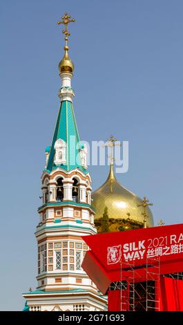 Omsk, Russia. 01 luglio 2021. Vista dalla piazza al tempio centrale della città di Omsk sullo sfondo delle porte rosse temporanee sotto la costra Foto Stock