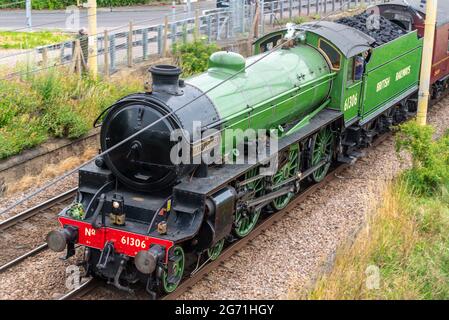 Locomotiva a vapore LNER B1 Classe 61306 Mayflower che trasporta un'escursione a Steam Dreams dalla stazione di Southend Est a Hastings, passando per Leigh on Sea, Essex Foto Stock