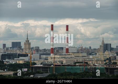 MOSCA, RUSSIA - 3 LUGLIO 2021: Vista dalla piattaforma di osservazione sul Vorobyovy Gory Foto Stock