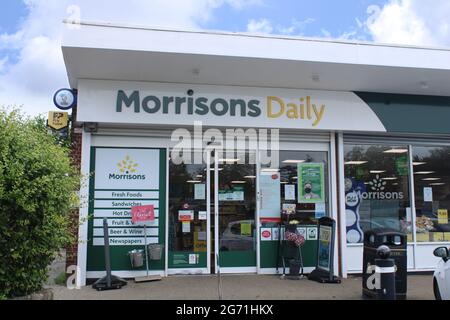 Morrisons Daily store front con cielo blu: Parbold, Lancashire, Regno Unito Foto Stock