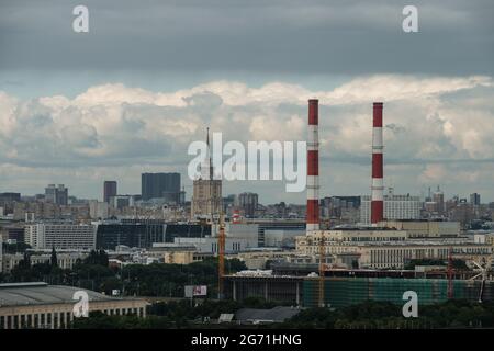 MOSCA, RUSSIA - 3 LUGLIO 2021: Vista dalla piattaforma di osservazione sul Vorobyovy Gory Foto Stock