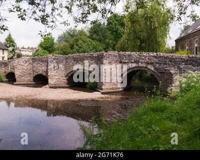 14thc packhorse Clun Bridge sul fiume Clun in Clun piccolo villaggio in Shropshire Hills Area di outstanding Natural Beauty Shropshire Inghilterra UK Foto Stock