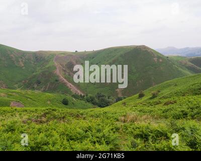 Vista sulle colline della brughiera di Long Mynd e dell'altopiano della brughiera che fa parte dello Shropshire Hills, Inghilterra Foto Stock