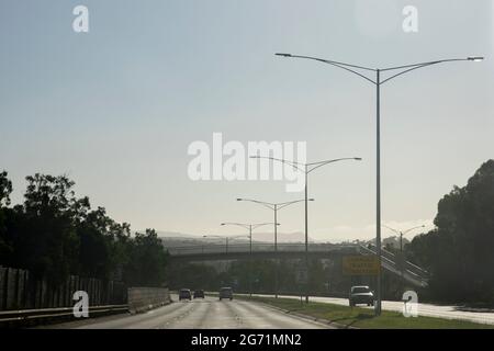 Tranquilla autostrada urbana a causa dei blocchi di Melbourne. Foto Stock