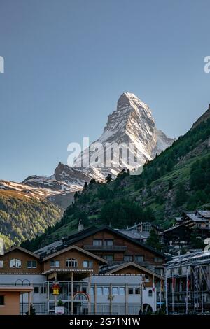 Il Mighty e bello Matterhorn Peak, Vista da Zermatt - la famosa e iconica montagna svizzera nelle Alpi, Zermatt, Vallese, Svizzera Foto Stock