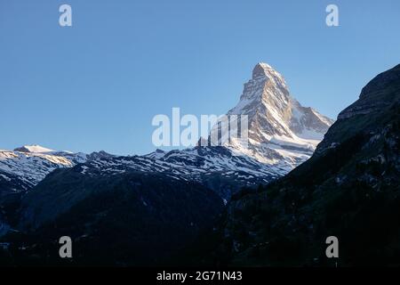 Il Mighty e bello Matterhorn Peak, Vista da Zermatt - la famosa e iconica montagna svizzera nelle Alpi, Zermatt, Vallese, Svizzera Foto Stock