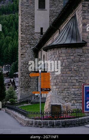 Cartelli escursionistici nel Centro del Villaggio - Zermatt, Svizzera Foto Stock