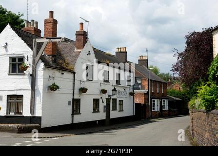 The Fox and Hounds pub e Main Street, Shenstone, Staffordshire, Inghilterra, Regno Unito Foto Stock