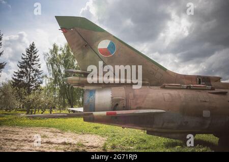 Frammento di vecchia ala di aeroplano con bulloni arrugginiti. Sfondo vintage dalla fusoliera graffiata dell'aereo in stile retrò primo piano con spazio di copia Foto Stock