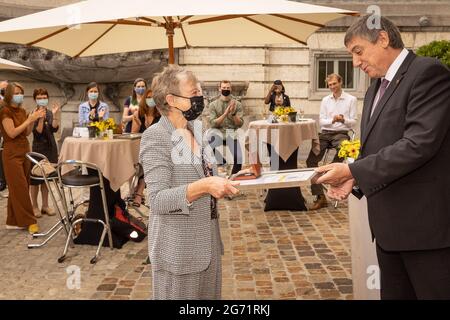 FOCUS COPERTURA DISTRIBUZIONE RICHIESTA A BELGA Martine Tanghe e il Presidente del Ministro fiammingo Jan Jambon ha raffigurato durante la cerimonia di premiazione del 'Vl Foto Stock