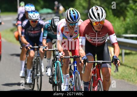 Latvian Toms Skujins di Trek-Segafredo raffigurato nel gruppo di punta durante la tappa 14 della 108a edizione della gara ciclistica Tour de France, da Car Foto Stock