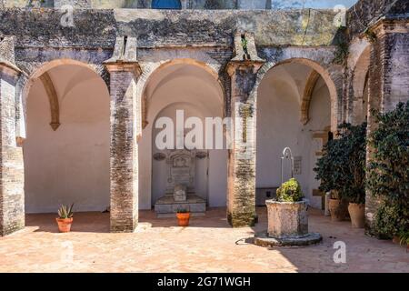 Medina-Sidonia, Cadice, Spagna - 15 giugno 2021: Chiostro della Chiesa di Santa Maria nella città di Medina-Sidonia nella provincia di Cadice, Andalusia, Foto Stock