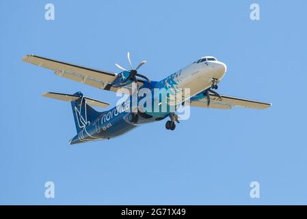 SAN PIETROBURGO, RUSSIA - 08 MAGGIO 2018: Aereo ATR 72-212A (ES-ATA) delle compagnie aeree nordiche sulla pista di volo prima dell'atterraggio all'aeroporto di Pulkovo Foto Stock