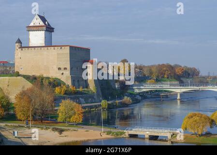 Castello medievale di Hermann nel paesaggio di ottobre. Narva, Estonia Foto Stock