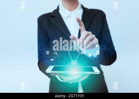 Donna in piedi uniforme che trasporta il telefono puntando sulle icone di display di interfaccia virtuale. Lady in Suit Holding Mobile Device indica l'innovazione Foto Stock