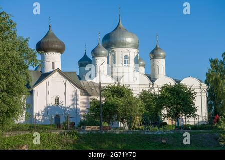 Vista della Cattedrale dell'intercessione e della Chiesa di Simeonovskaya in un giorno di sole di giugno. Veliky Novgorod, Russia Foto Stock