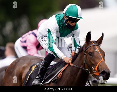 Ardbraccan e jockey Sean Levey dopo aver vinto i Rossdales British EBF Maiden Fillies' Stakes durante il Darley July Cup Day del 2021 Moet e Chandon July Festival presso l'ippodromo di Newmarket. Data immagine: Sabato 10 luglio 2021. Foto Stock