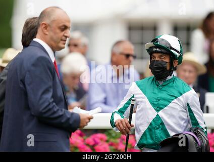 Jockey Sean Levey dopo aver vinto i Rossdales British EBF Maiden Fillies 'Stakes su Ardbraccan durante il Darley July Cup Day del 2021 Moet e Chandon Luglio Festival presso Newmarket racecourse. Data immagine: Sabato 10 luglio 2021. Foto Stock