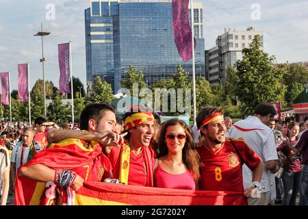 DONETSK, UCRAINA - 27 GIUGNO 2012: Tifosi spagnoli a Donetsk prima della semifinale di UEFA EURO 2012 Spagna contro Portogallo. La gioia del loro è continuata Foto Stock