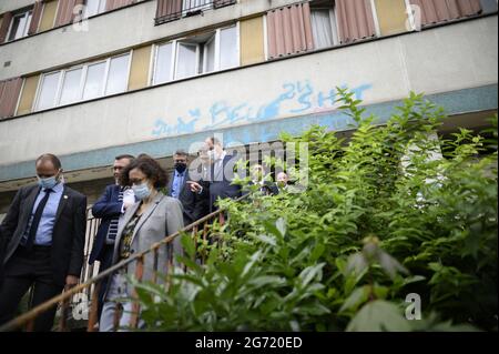 Clichy-sous-Bois, Francia. 10 luglio 2021. Il primo ministro francese Jean Castex, accompagnato dal ministro del lavoro Elisabeth Borne, delegato del ministro al ministro della transizione ecologica, incaricato dell'edilizia abitativa Emmanuelle Wargon, il ministro francese dello sport giovanile Roxana Maracineanu, delegato del ministro degli Affari urbani, Il 10 luglio 2021, presso il Ministro della coesione territoriale e delle relazioni con il Governo locale Nadia Hai e il Ministro minore francese incaricato dell'istruzione prioritaria Nathalie Elimas, visita Chene Pointoquarter, a Clichy-sous-Bois, periferia orientale di Parigi, Francia. Foto di e Foto Stock