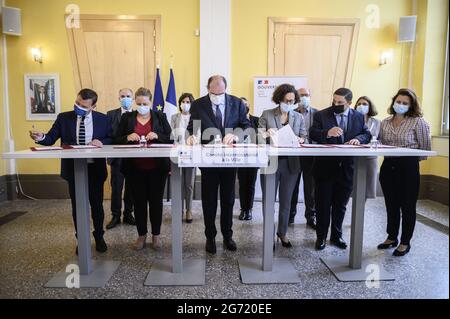 Clichy-sous-Bois, Francia. 10 luglio 2021. Il primo ministro francese Jean Castex, accompagnato dal ministro del lavoro Elisabeth Borne, delegato del ministro al ministro della transizione ecologica, incaricato dell'edilizia abitativa Emmanuelle Wargon, il ministro francese dello sport giovanile Roxana Maracineanu, delegato del ministro degli Affari urbani, Il 10 luglio 2021, presso il Ministro della coesione territoriale e delle relazioni con il Governo locale Nadia Hai e il Ministro minore francese incaricato dell'istruzione prioritaria Nathalie Elimas, visita Chene Pointoquarter, a Clichy-sous-Bois, periferia orientale di Parigi, Francia. Foto di e Foto Stock