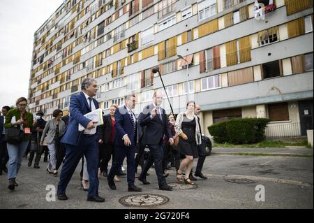 Clichy-sous-Bois, Francia. 10 luglio 2021. Il primo ministro francese Jean Castex, accompagnato dal ministro del lavoro Elisabeth Borne, delegato del ministro al ministro della transizione ecologica, incaricato dell'edilizia abitativa Emmanuelle Wargon, il ministro francese dello sport giovanile Roxana Maracineanu, delegato del ministro degli Affari urbani, Il 10 luglio 2021, presso il Ministro della coesione territoriale e delle relazioni con il Governo locale Nadia Hai e il Ministro minore francese incaricato dell'istruzione prioritaria Nathalie Elimas, visita Chene Pointoquarter, a Clichy-sous-Bois, periferia orientale di Parigi, Francia. Foto di e Foto Stock