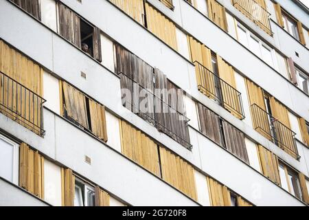 Clichy-sous-Bois, Francia. 10 luglio 2021. Il primo ministro francese Jean Castex, accompagnato dal ministro del lavoro Elisabeth Borne, delegato del ministro al ministro della transizione ecologica, incaricato dell'edilizia abitativa Emmanuelle Wargon, il ministro francese dello sport giovanile Roxana Maracineanu, delegato del ministro degli Affari urbani, Il 10 luglio 2021, presso il Ministro della coesione territoriale e delle relazioni con il Governo locale Nadia Hai e il Ministro minore francese incaricato dell'istruzione prioritaria Nathalie Elimas, visita Chene Pointoquarter, a Clichy-sous-Bois, periferia orientale di Parigi, Francia. Foto di e Foto Stock