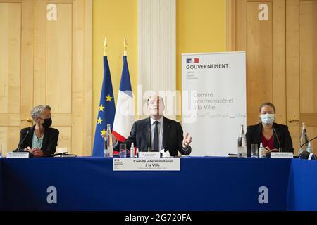 Clichy-sous-Bois, Francia. 10 luglio 2021. Il primo ministro francese Jean Castex, accompagnato dal ministro del lavoro Elisabeth Borne, delegato del ministro al ministro della transizione ecologica, incaricato dell'edilizia abitativa Emmanuelle Wargon, il ministro francese dello sport giovanile Roxana Maracineanu, delegato del ministro degli Affari urbani, Il 10 luglio 2021, presso il Ministro della coesione territoriale e delle relazioni con il Governo locale Nadia Hai e il Ministro minore francese incaricato dell'istruzione prioritaria Nathalie Elimas, visita Chene Pointoquarter, a Clichy-sous-Bois, periferia orientale di Parigi, Francia. Foto di e Foto Stock